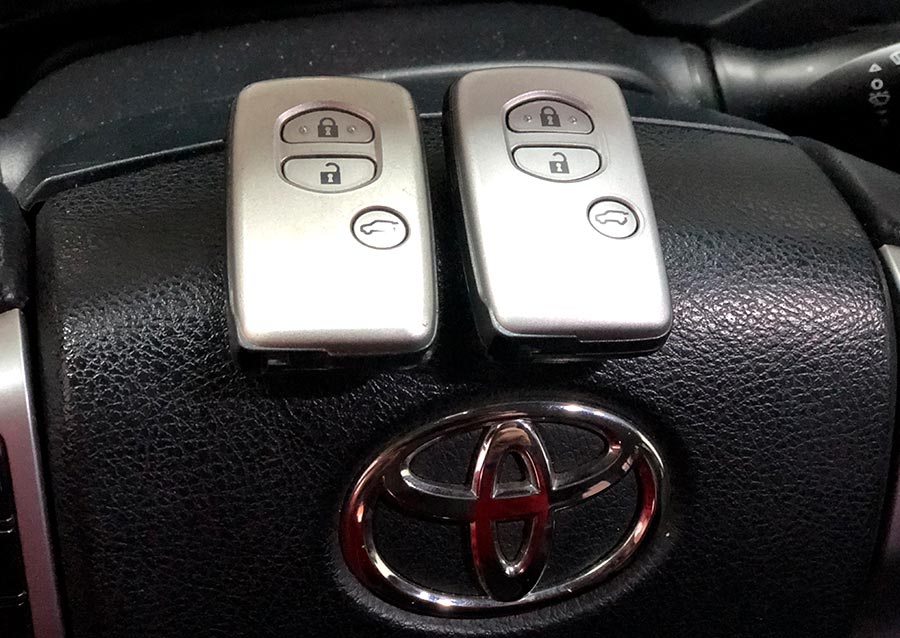 Llave original de Toyota Land Cruiser 2016 a la izquierda y duplicado realizado por Electrokey a la derecha